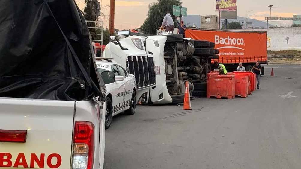 Gente se aprovecha de volcadura de tráiler Bachoco en Ecatepec