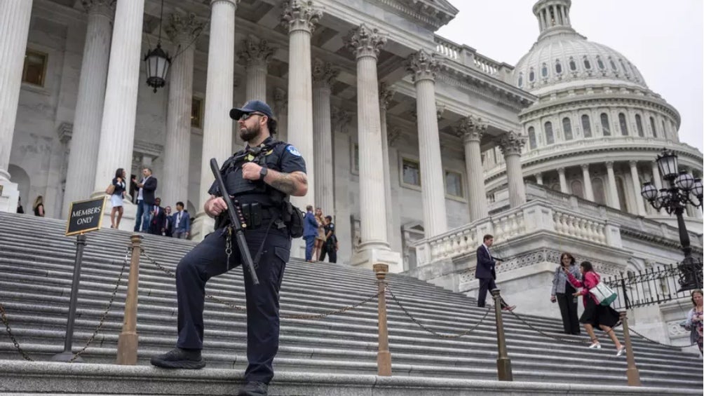 Hombre es detenido en el Capitolio el día de hoy