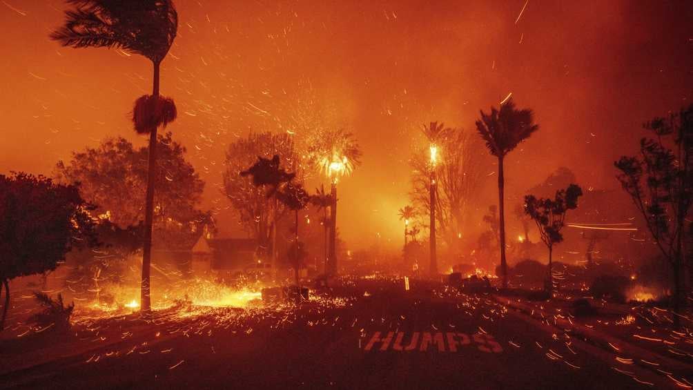 Incendios forestales en Los Ángeles, California obligan a miles de personas a evacuar sus hogares