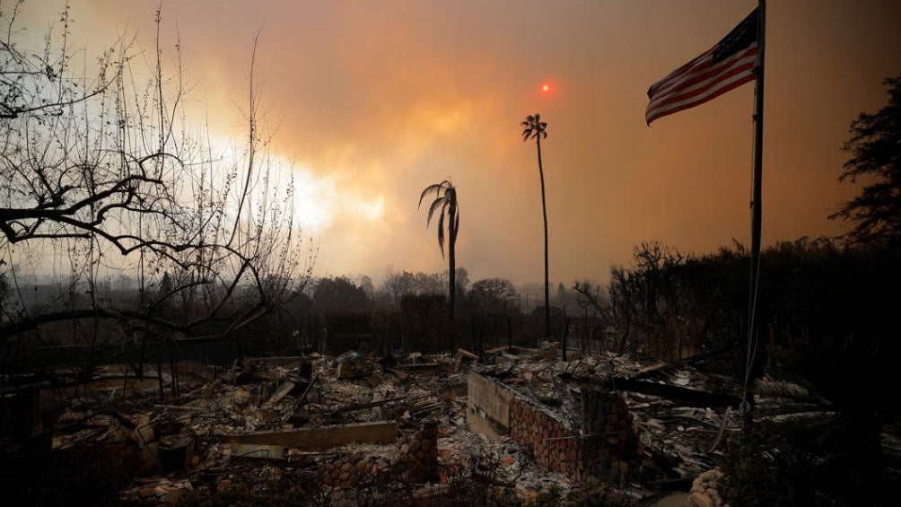 Miles de personas han sido desplazadas por las pérdidas totales de sus casas, los incendios continúan