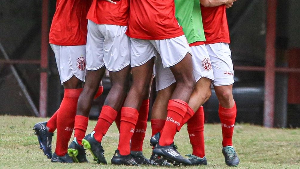 Romario obliga a sus jugadores a usar tachones negros como en los viejos tiempos