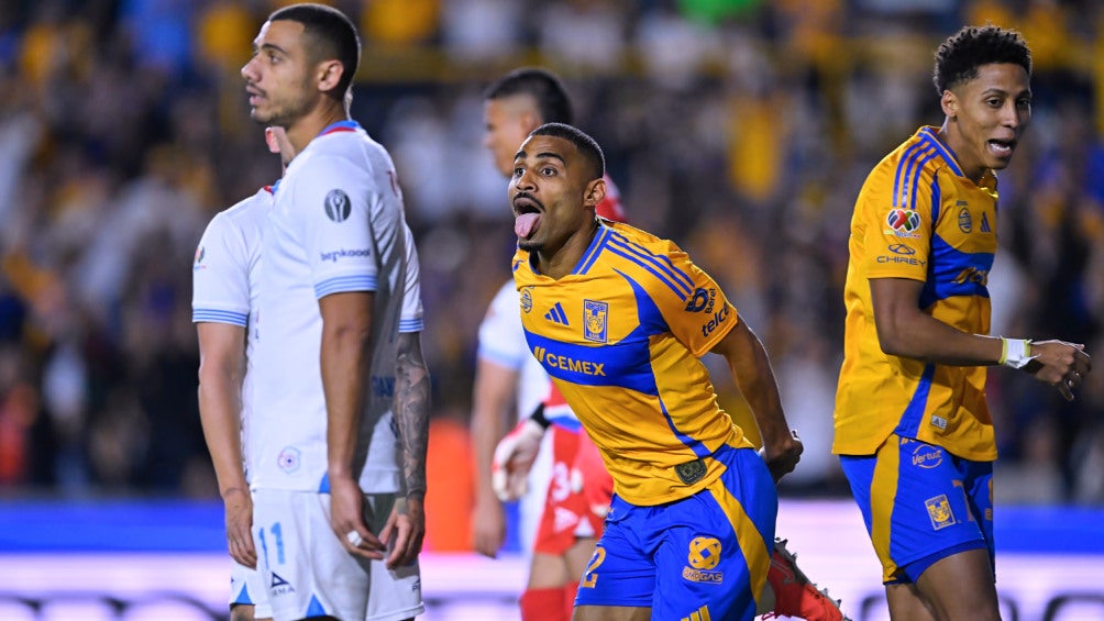 ¡Cayó La Máquina! Con 10 hombres, Tigres vence 2-1 a Cruz Azul en El Volcán