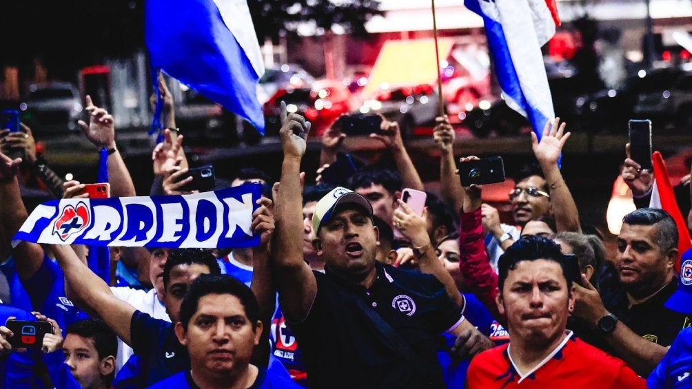 Afición de Cruz Azul lleva serenata al equipo en Torreón