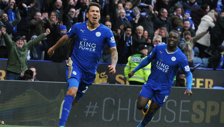 Leonardo Ulloa festeja un gol