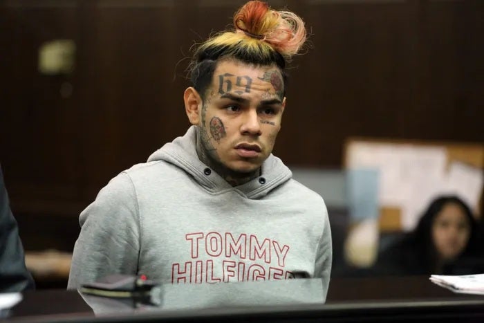 Tekashi mantiene un historial por ser arrestado por diferentes acusaciones