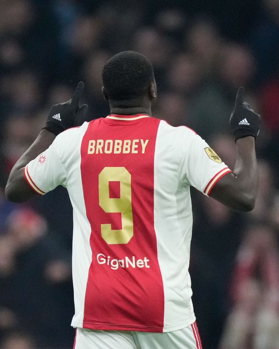 Brobbey festejando gol en partido de la Eredivisie 