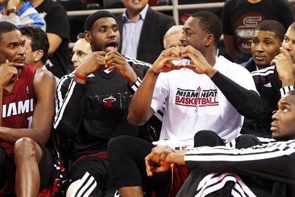 Los jugadores de Miami Heat, LeBron James y Dwayne Wade, bromean en el partido de pretemporada ante Los Ángeles Clippers | EFE