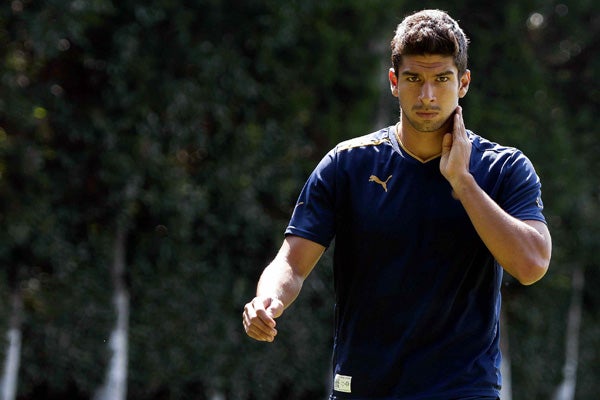 Eduardo Herrera mira fijo a la cámara durante el entrenamiento de Pumas en Ciudad Universitaria| MEXSPORT