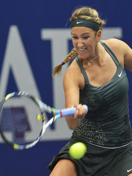 La tenista bielorrusa Victoria Azarenka devuelve una bola a la rumana Simona Halep en el torneo de Linz, Austria | EFE