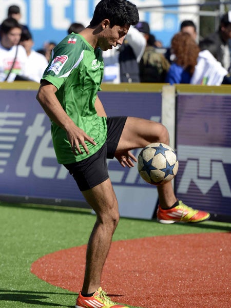 Integrante de la delegación mexicana en el Homeless World Cup 2012 dominando el balón | MEXSPORT