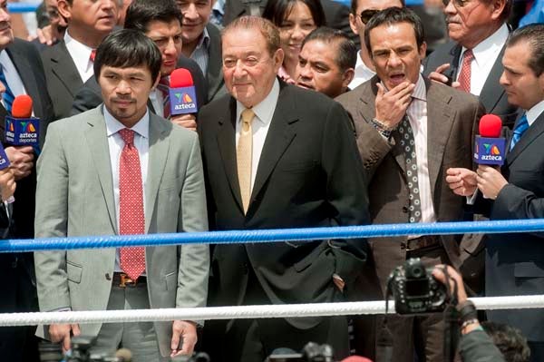 Ambos boxeadores tomaron la palabra para presentar la pelea más esperada. FOTO: CÉSAR VICUÑA