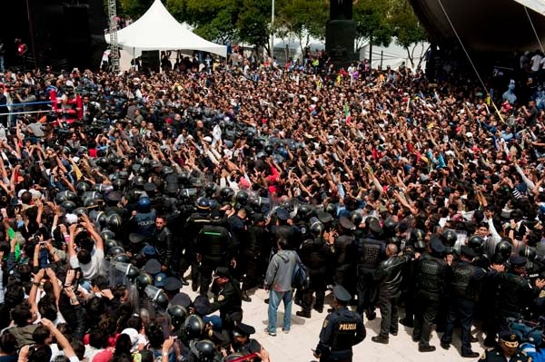 La gente vitorea a Juan Manuel Márquez. FOTO: CÉSAR VICUÑA