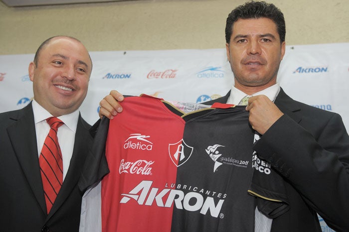 'La Pájara' Chávez fue presentado como nuevo director técnico del Atlas. FOTO: EVA BECERRA