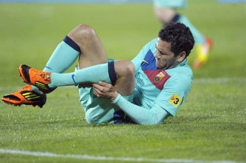 Alves se duele en el césped (FOTO: EFE)