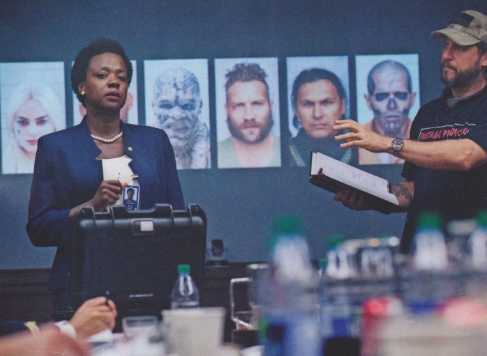 Amanda Waller en una junta