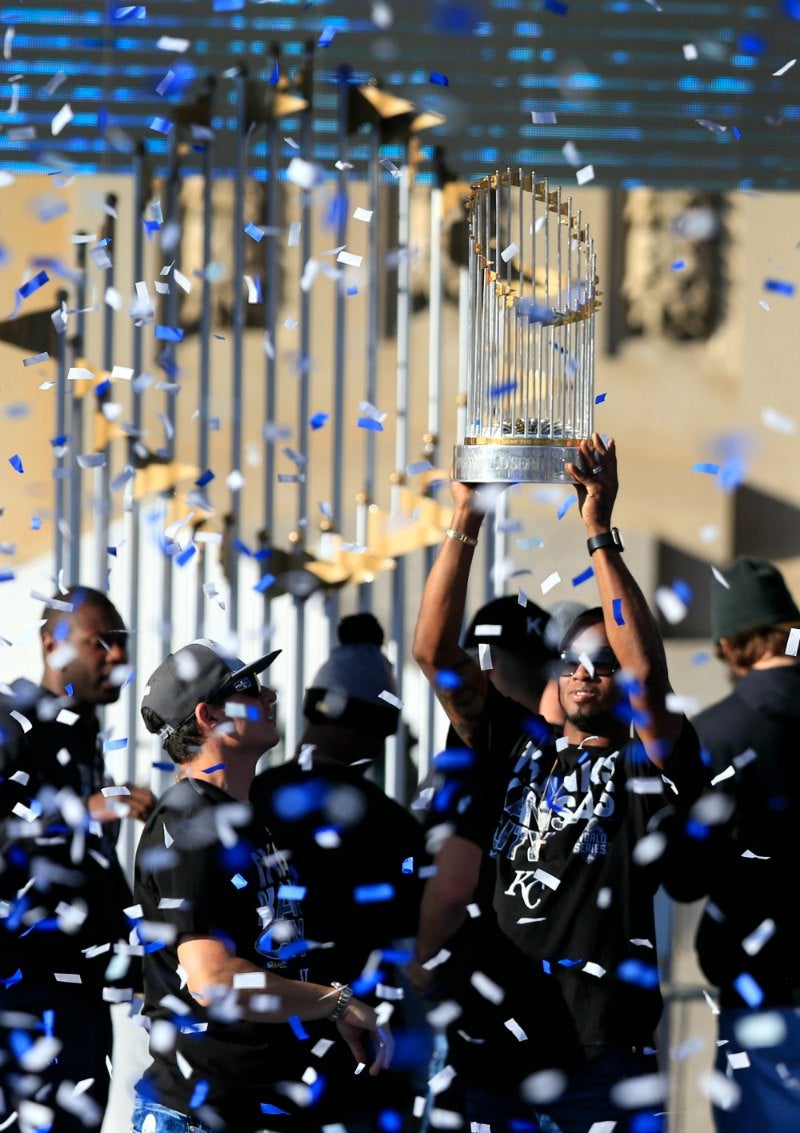 Alcides Escobar, con el trofeo de campeón de la MLB