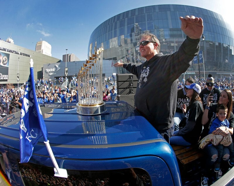 Trofeo de la Serie Mundial mostrado por el manager del equipo