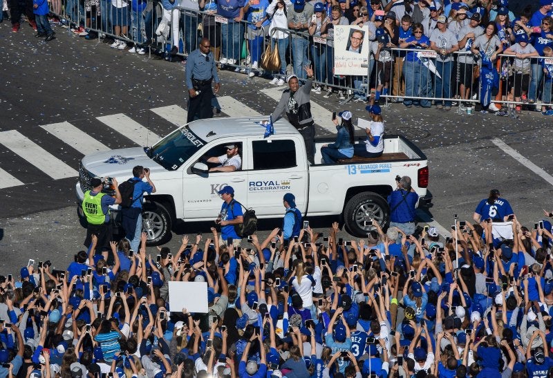 Escobar saludando a los seduidores de los Reales