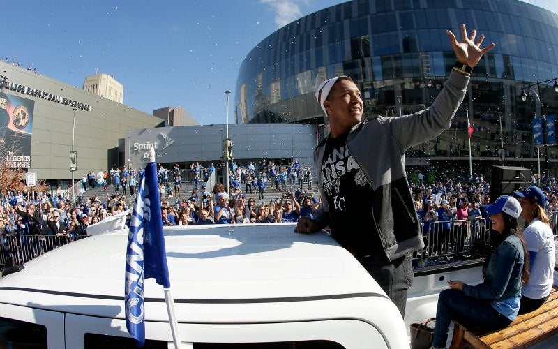 Salvador Perez saludando a los fanáticos de los Reales