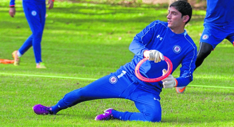 Jesús Corona atrapa un frisbee