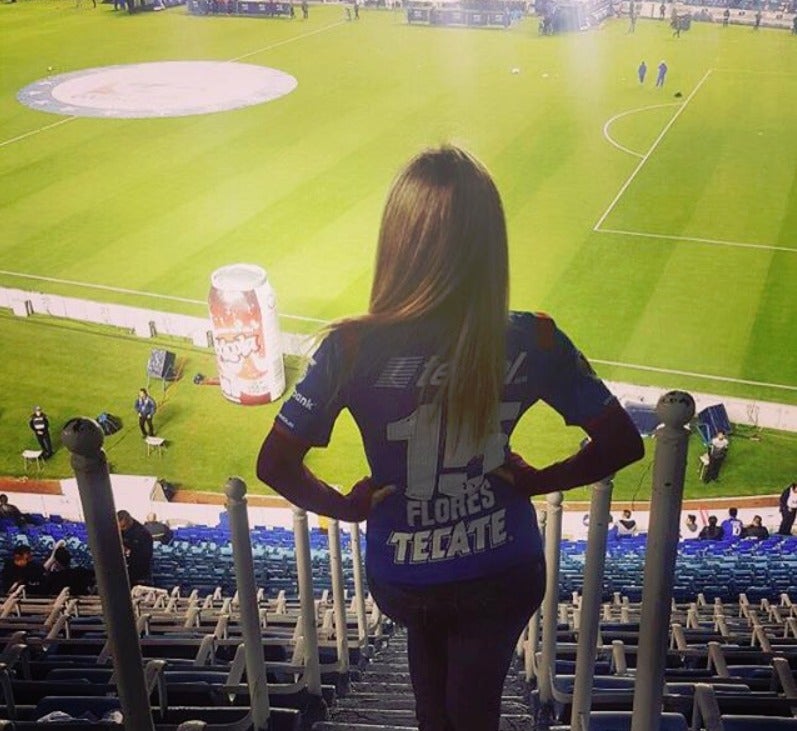 La cantante apoyando al Gerry en la cancha del Azul