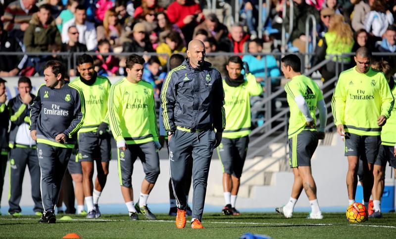 Zidane observa en su rpimera práctica