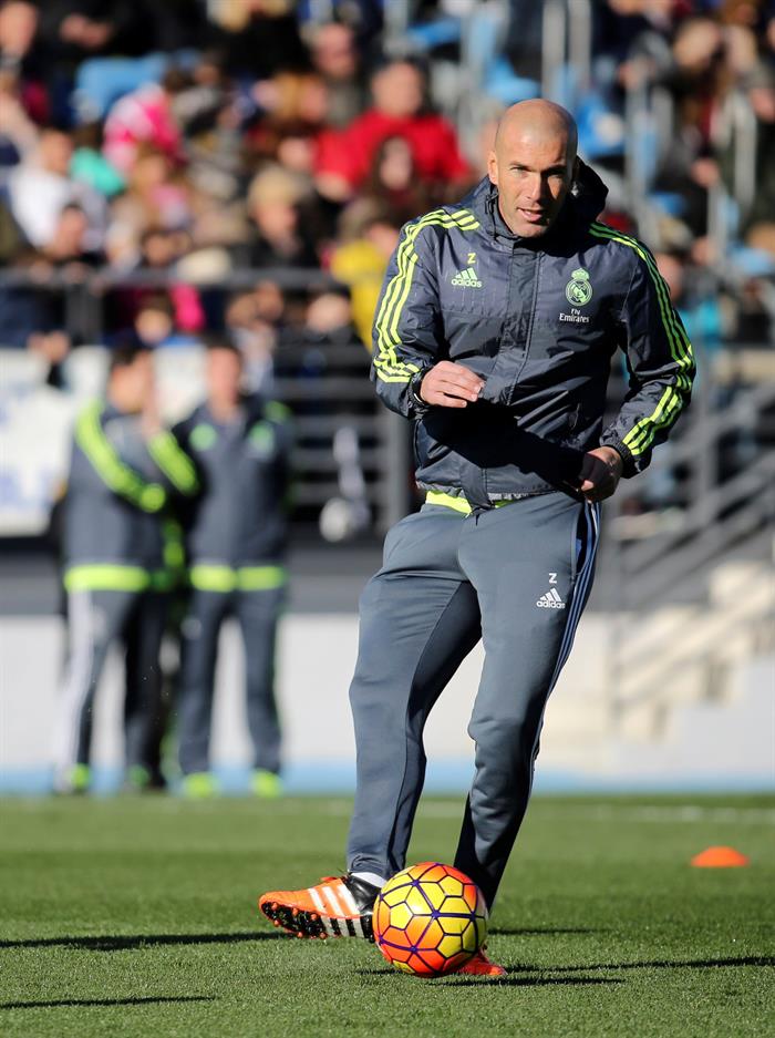 El francés golpea ele sférico en el entrenamiento