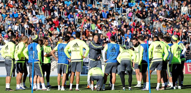 Los futbolistas merengues rodean a su nuevo entrenador