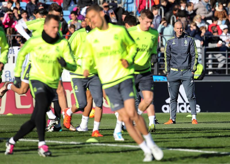 Zidane observa a lo lejos el trote de sus jugadores