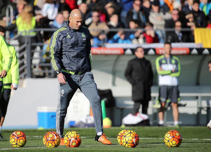 Zidane toca el balón