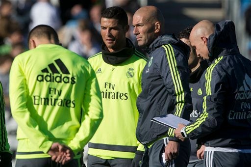 Zinedine Zidane charla con sus jugadores