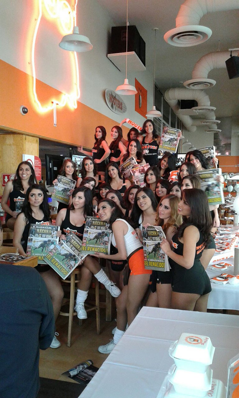 Las chicas de Hooters, listas para desatar su pasión por el Super Bowl 50