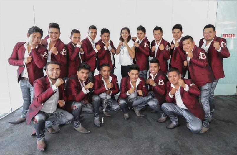 La taekwondoín mexicana, junto a Los jefes de la banda