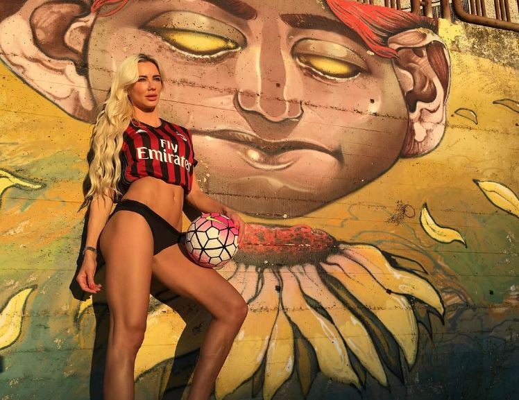 Martina, adora los colores del Milan