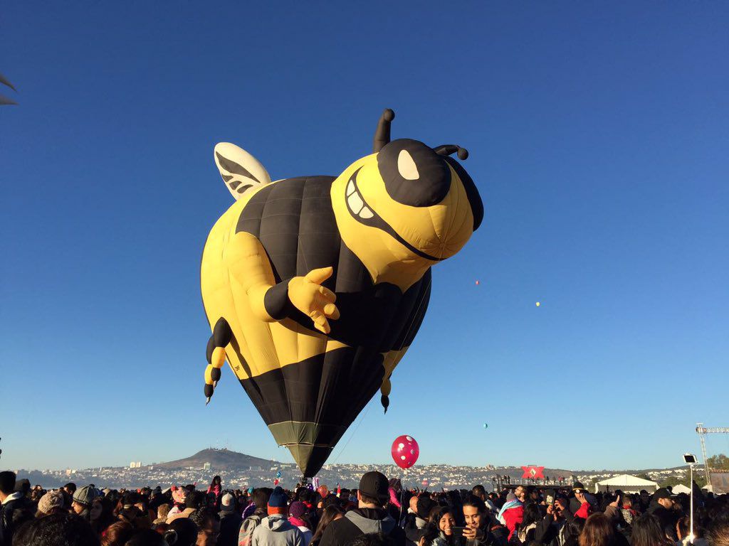 Miles de personas asisten a uno de los eventos aerostáticos más importantes del mundo