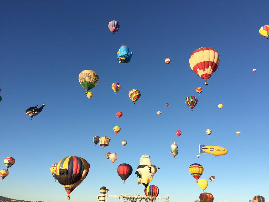 Alrededor de 200 globos se elevan en el cielo de León, Guanajuato