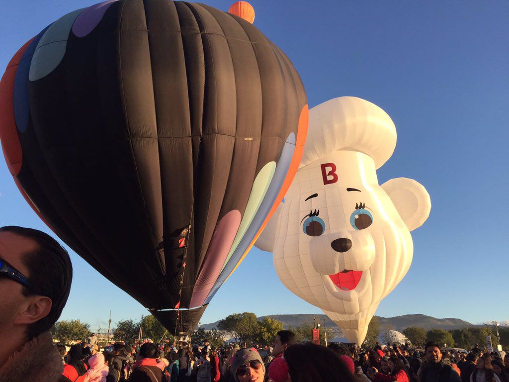 Varios globos de diferentes colores y personajes se elevan al cielo