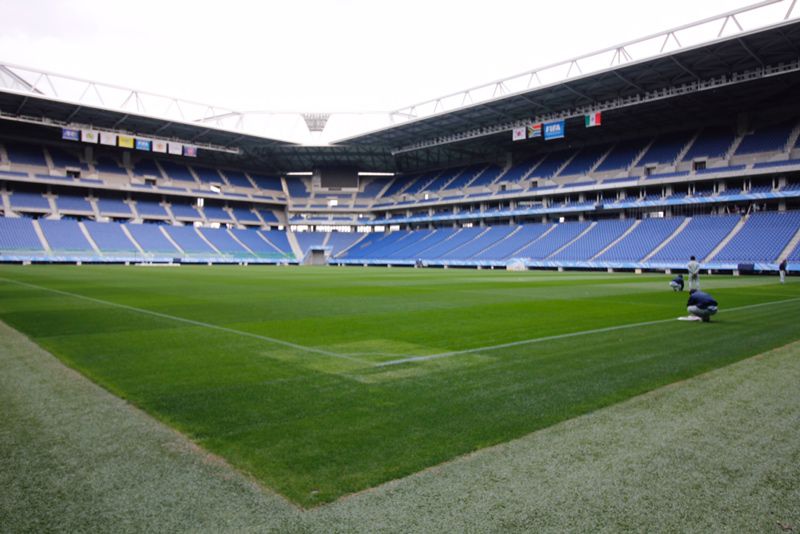 Gente trabaja para arreglar el campo del estadio de Osaka