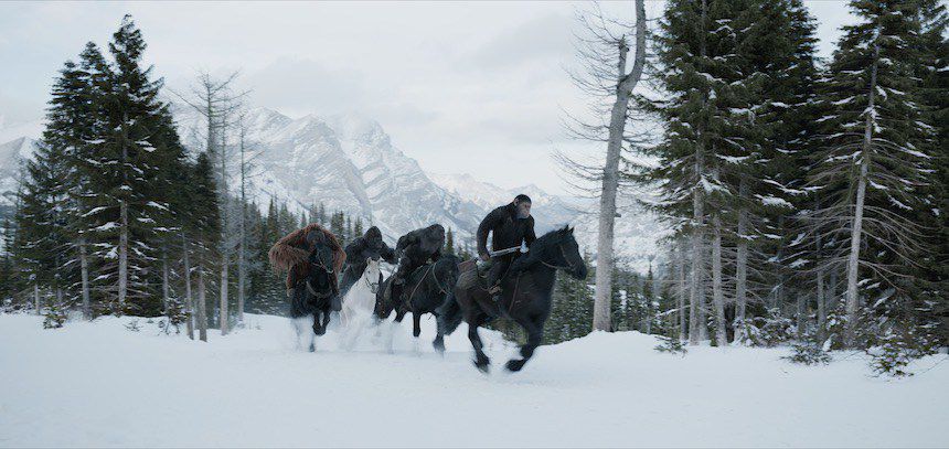 El protagonista cabalga en una escena de guerra cubierta de nieve