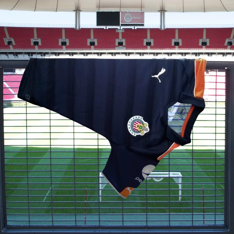 La postal de la camiseta en el Estadio Chivas