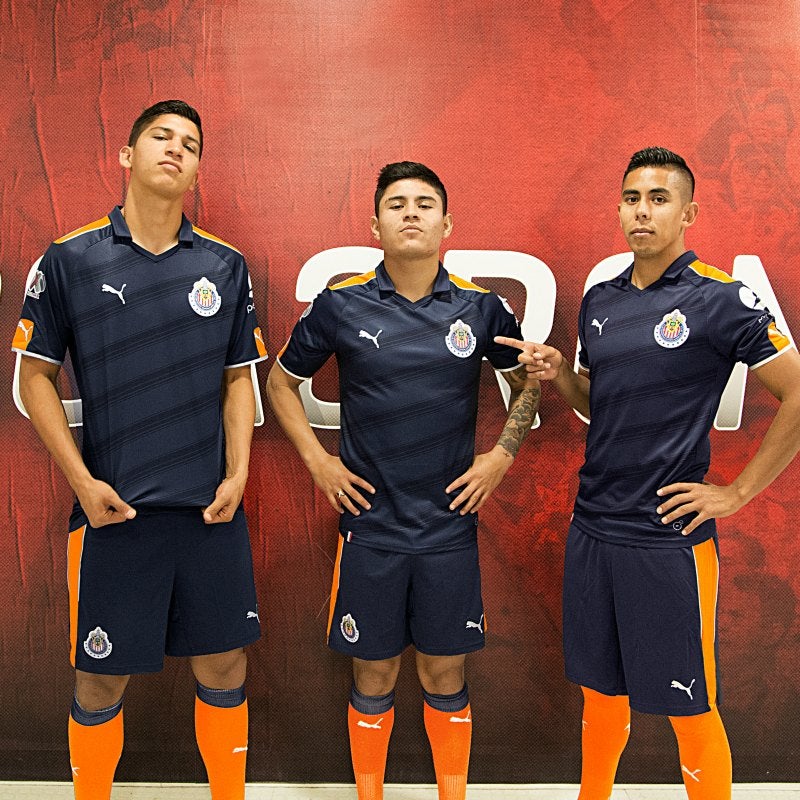 Jugadores de Chivas presumen su nueva equipación