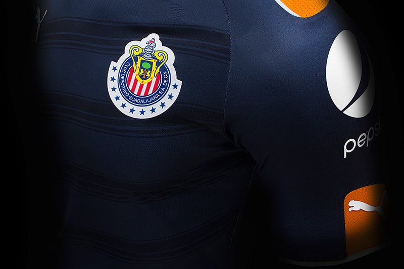 El escudo del club destaca con los detalles naranjas