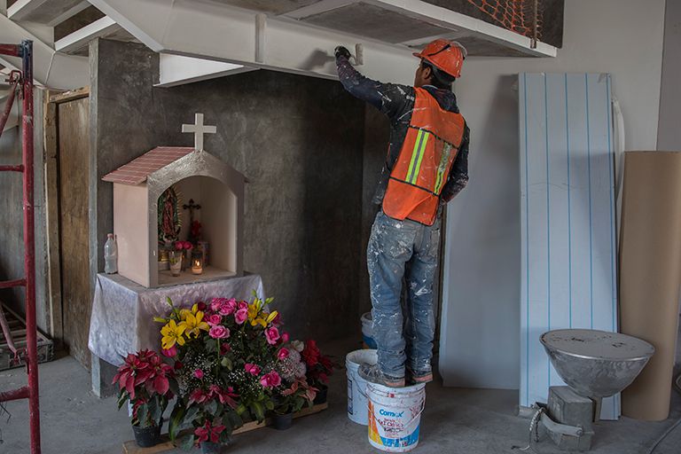 Trabajadores aceleran el acabado de las instalaciones