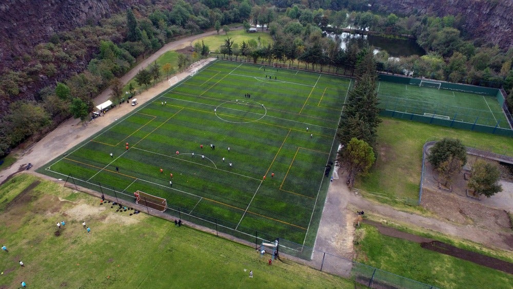 La vista aérea desde una de las canchas de entrenamiento de Pumas