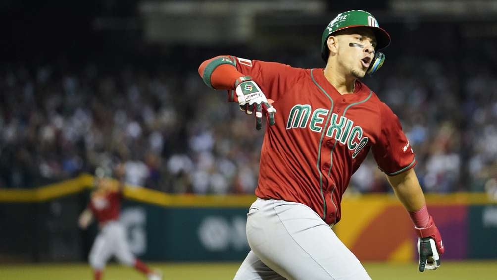 Joey Meneses festeja su Home Run de tres carreras