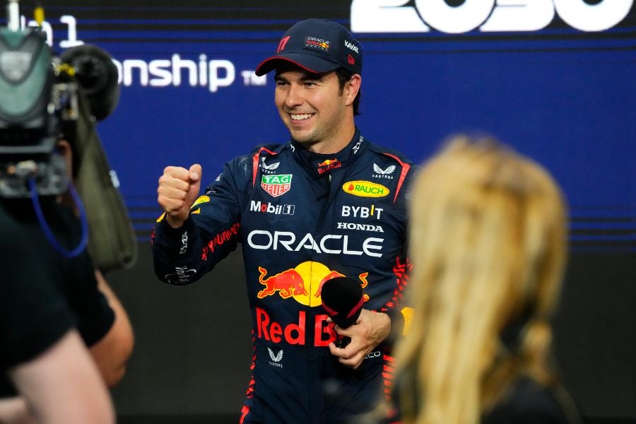 Checo Pérez celebrando pole