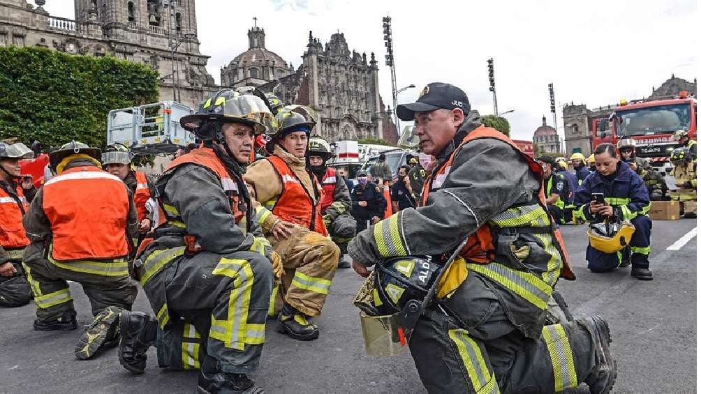 Los bomberos durante el simulacro