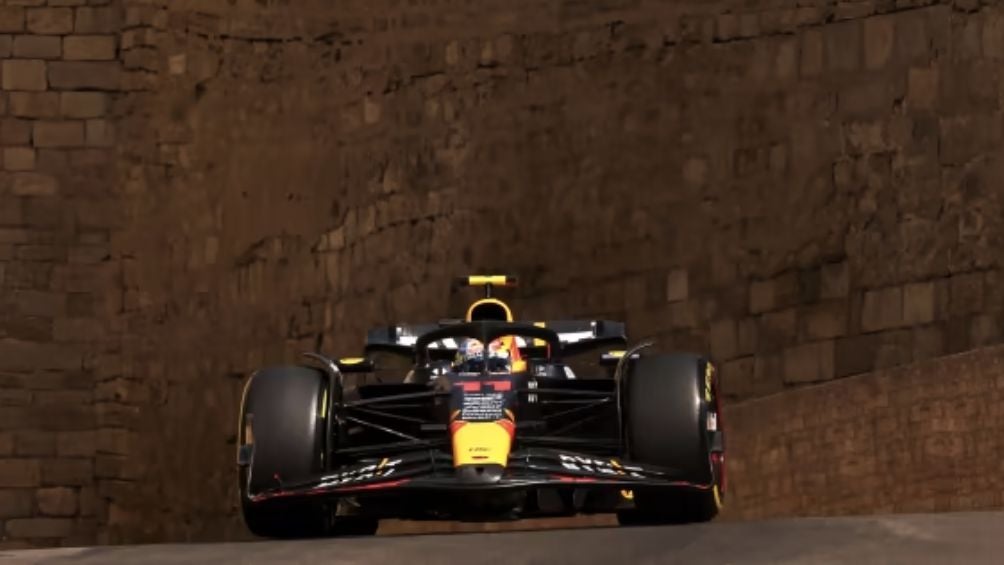 Checo Pérez durante la carrera en Bakú