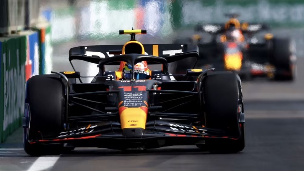 Checo Pérez perseguido por Max Verstappen