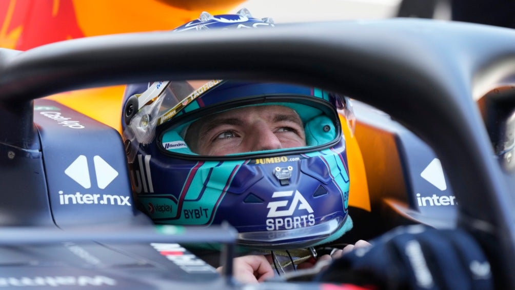 Max Verstappen se coloca el casco previo a la carrera